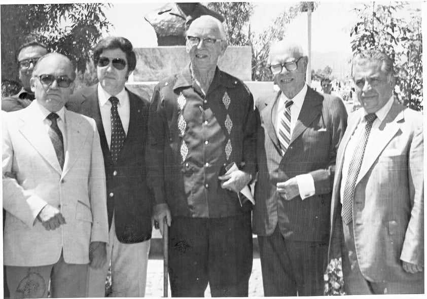 LIC. MANUEL  Garcí­a Peña, Gabriel de León, Don Antonio de Juambelz, Don Nazario Ortiz y Lic. Homero del Bosque en la develación del busto de Don Antonio en la Avenida Juambelz.