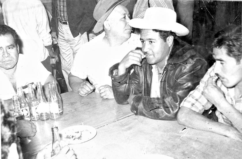 GRUPO DE AMIGOS:  Sergio, Juan, Víctor, Nemesio Romero (f), Ramón, Ví­ctor Carrillo (f), Manuel, Cuco, Memo Siller, Apex (f), Sra. Socorro y Kike, entre otros, en 1955.