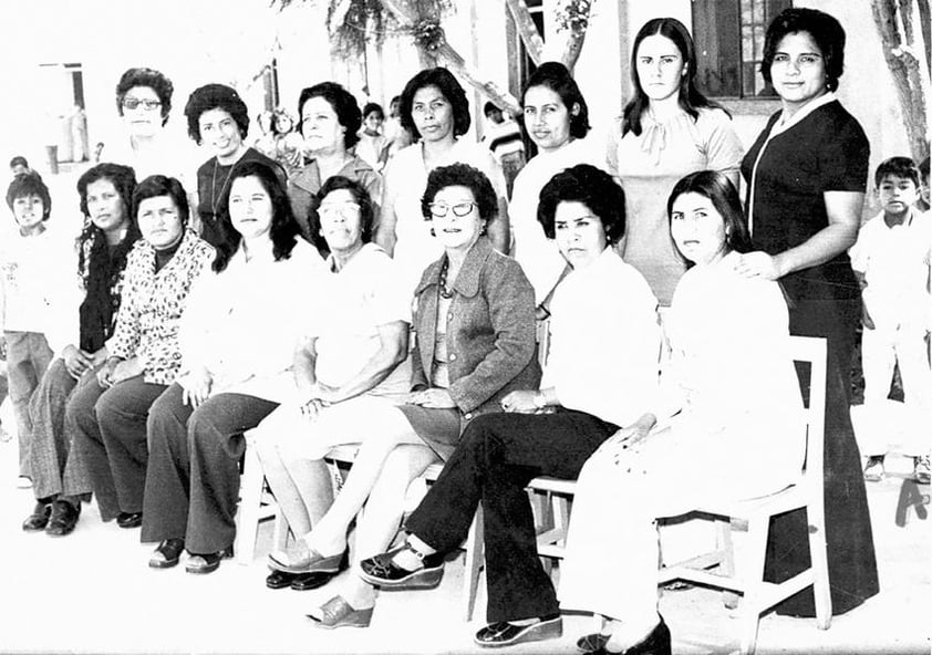 SRA.  Alma Ponce de Cuadros, Sra. Gurza (f), Lourdes Luna, Olivia de la Fuente, Yolanda Santelices y Mague Santelices, en el año 1970.