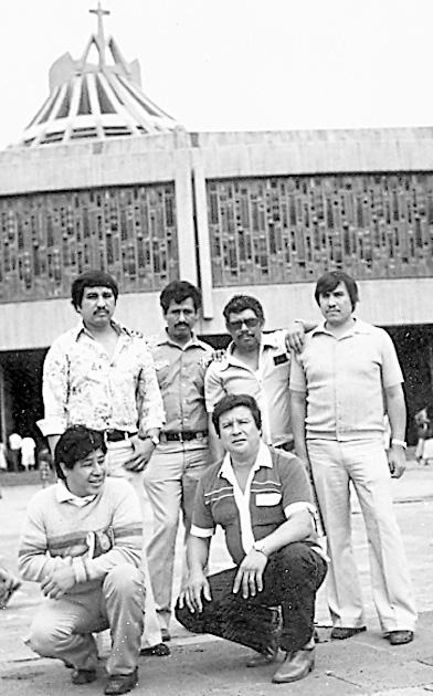 FELICIANO  Soto Reyes, Rubén Valenzuela, J. Refugio Martí­nez, Alberto Vargas, Marcelo Fernández y Clemente Ramírez (f) visitando la Basílica de Guadalupe.