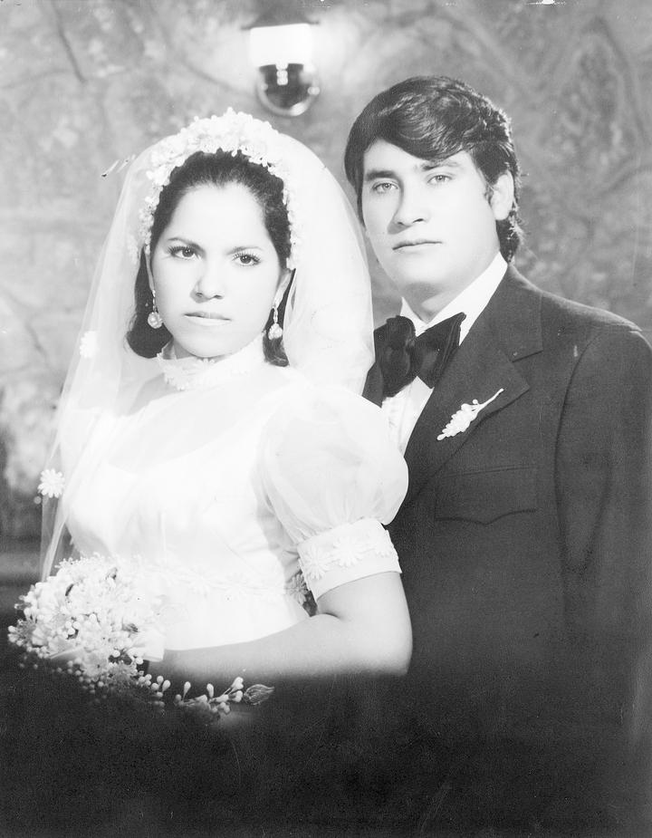 LIC. GERARDO ALBERTO  Garza Ramí­rez y Sra. María Elena García Cervantes celebran 30 años de casados el dí­a de hoy.