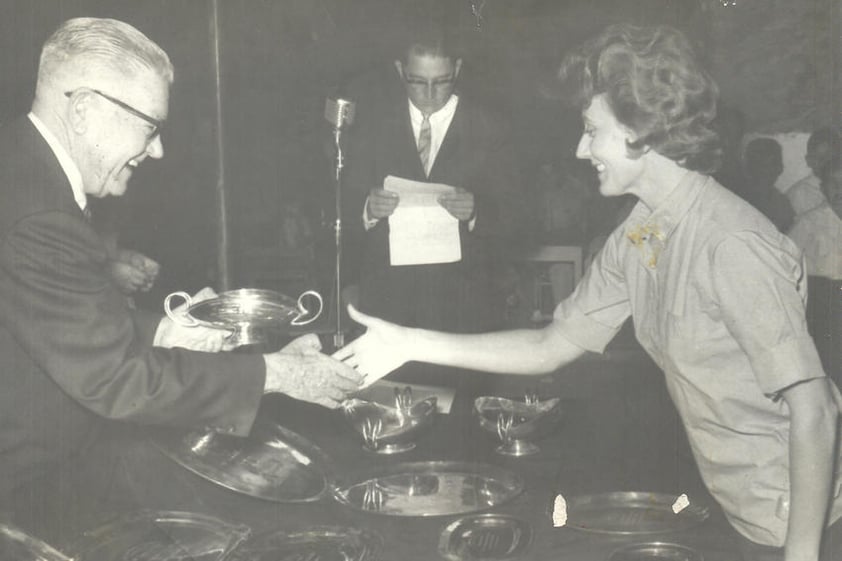 DON NAZARIO  Ortiz Garza premiando a Peggy B. de Balderrama en las bodas de plata del club en 1961.