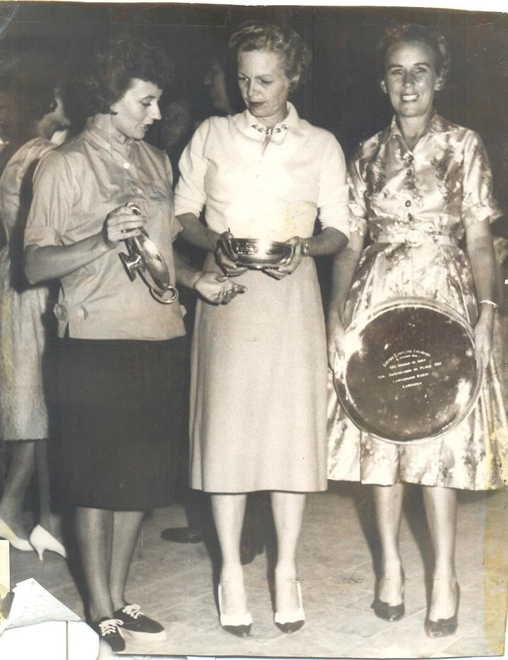 EN EL TORNEO  de 1961, con sus trofeos de plata.