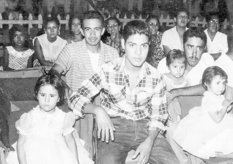 DON JESÚS  Pérez Dí­az (f), don Emilio Hoyos Rodrí­guez (f), don José Rodríguez Hoyos y las niñas Elizabeth, Antonia y Julia Hoyos en el circo en Matamoros, Coahuila, en 1959.