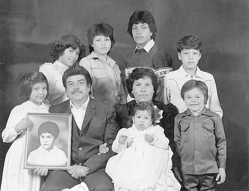 SARITA  Espinoza, hoy de Soto, y Carmelita Espinoza, hoy de Avilés, hace varias décadas.