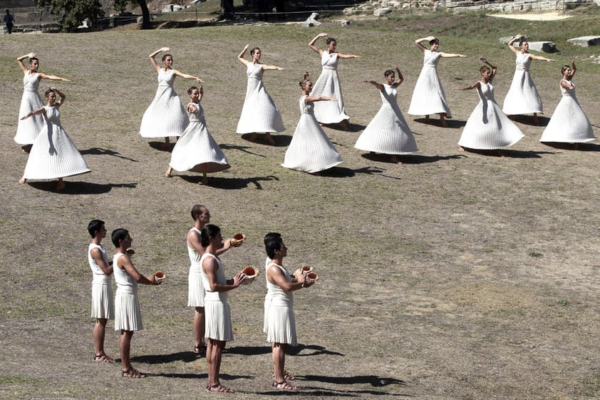 La ceremonia fue realizada por actrices vestidas como sacerdotisas en la cuna de los Juegos Olímpicos de la Antigüedad.