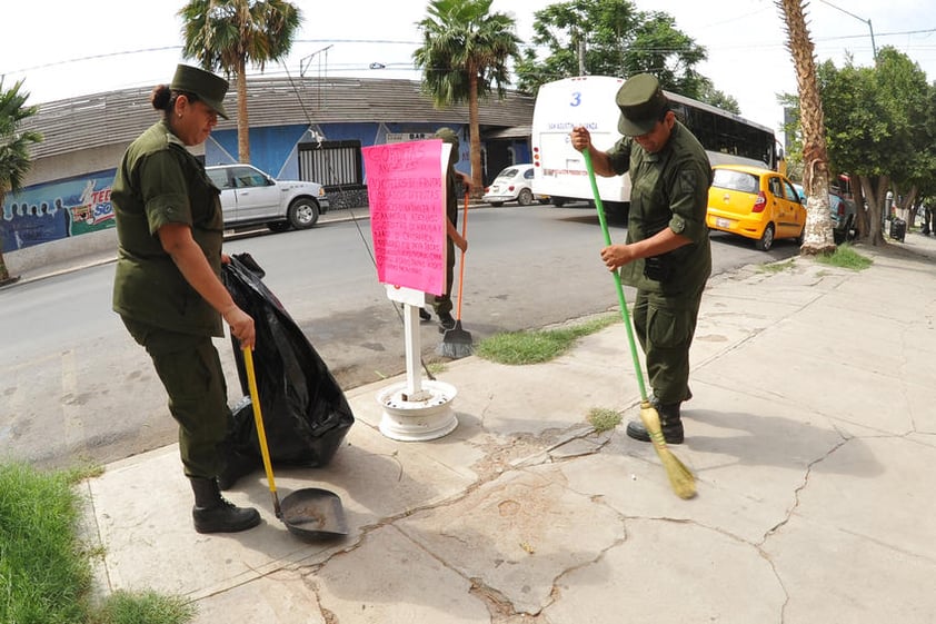 Acuden al llamado. Elementos del Ejército también apoyaron en el aseo de cruces como la avenida Abasolo y calle Mina de Torreón.