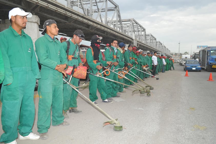 Apoyo de gobierno. Trabajadores de limpieza del Ayuntamiento de Gómez Palacio acudieron al arranque de la jornada en el río Nazas.