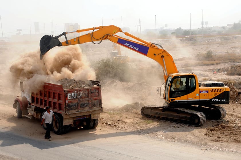 Eliminan tiraderos ilegales. Fueron eliminados varios tiraderos ilegales de escombro que se encontraban en terrenos del periférico Raúl López Sánchez y la carretera Santa Fe de Torreón, debido a la gran cantidad de desechos se tuvieron que utilizar algunos camiones de carga y máquinas de trabajo pesado.