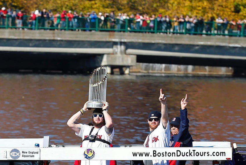 En un día cálido y soleado, la ruta del desfile incluía un tramo por el río Charles, entre Boston y Cambridge.