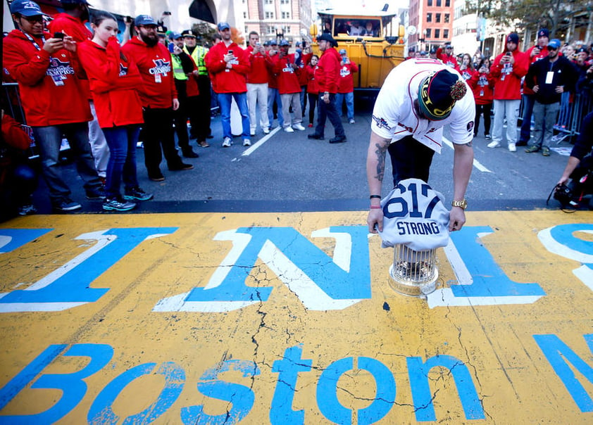 Los vehículos se detuvieron al llegar al punto donde se encuentra la meta del Maratón de Boston, todavía pintado azul y amarillo, y donde tres espectadores murieron en un atentado con bombas el 15 de abril.