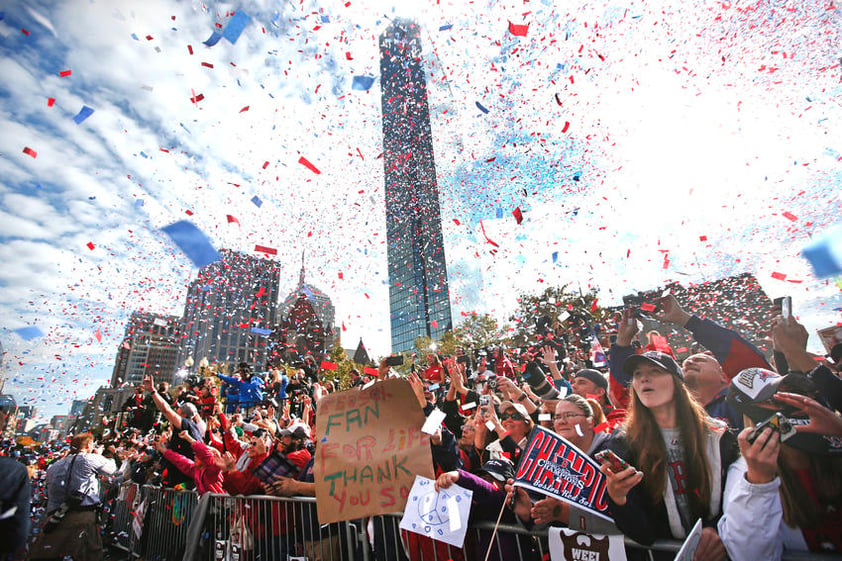 Los Medias Rojas de Boston emprendieron un desfile desde el Monstruo Verde hasta el río Charles para festejar su inesperado título de Serie Mundial.