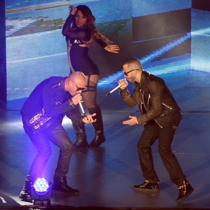 Con Algo Me Gusta De Ti, cantada originalmente con Chris Brown, Wisin y Yandel terminaron su presentación. “Gracias por la oportunidad”, expresó Wisin antes de retirarse.