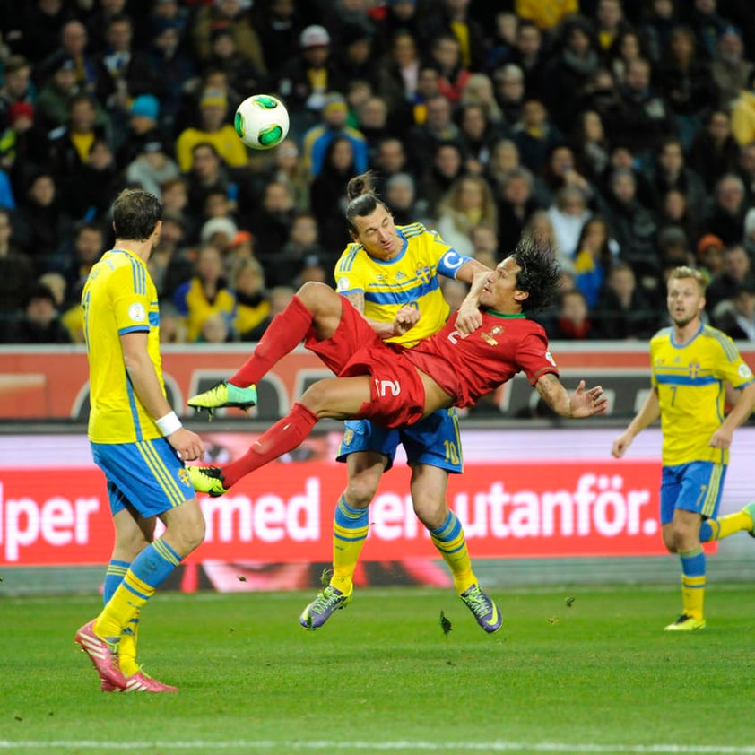 Zlatan seguía empujando a sus compañeros.