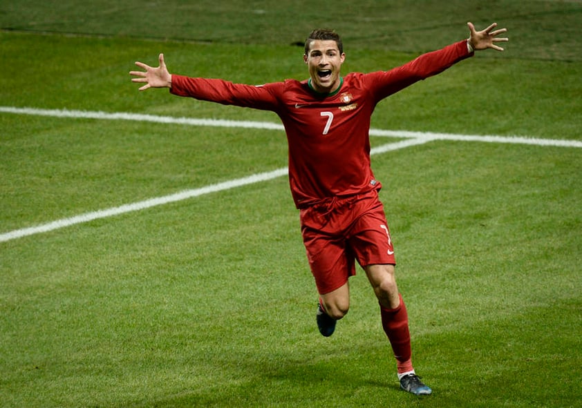 Arrancando la segunda mitad al minuto 50, Portugal montó un contragolpe estupendo, Hugo Almeida cedió el balón para que Cristiano fusilara con un potente disparo a Isaksson.