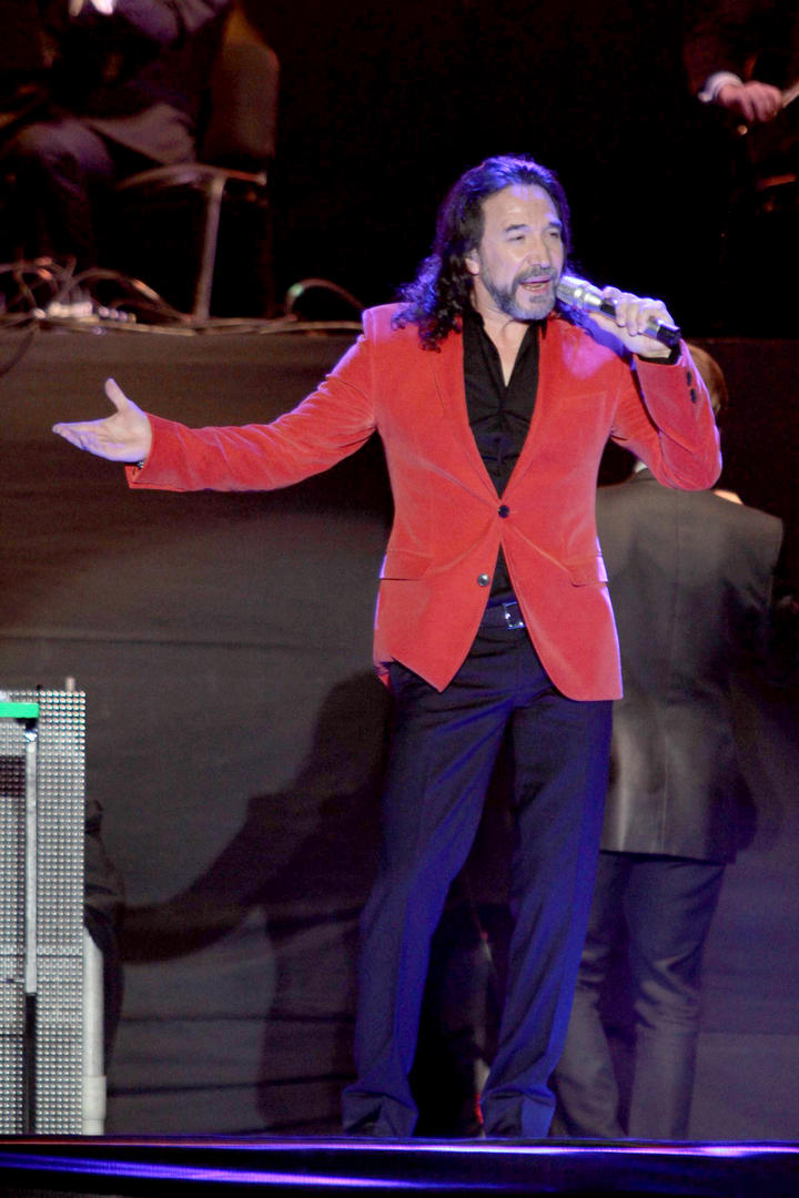 Tras reconocer que los años pasan y que las personas van cambiando, Marco Antonio Solís dijo que a pesar de no verse igual que hace 10 ó 20 años, sigue siendo el mismo enamorado de siempre, al confirmar que su aspecto no es el mismo que ayer, pero sí su esencia romántica.