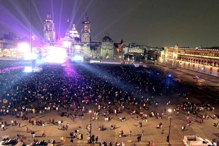 En el marco de celebración de la Revolución Mexicana, el cantautor agradeció a Dios la oportunidad de interpretar sus canciones y escuchar el eco de las mismas ante un Zócalo enorme.