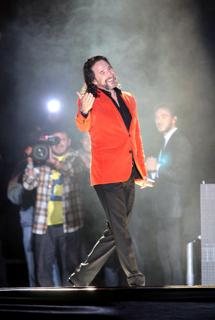 Media hora después de lo previsto, Marco Antonio Solís apareció en el escenario con camisa y pantalón negros y saco rojo, para dar gracias Dios por la oportunidad de cantar en un lugar lleno de historia.