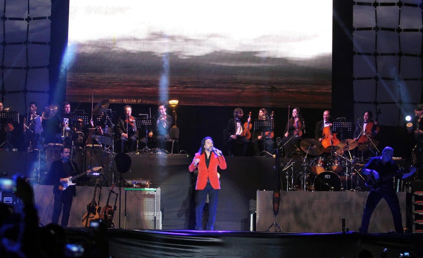 El cantante mexicano Marco Antonio Solís “El Buki” demostró ante más de 10 mil personas que se dieron cita en el Zócalo capitalino, que aún conserva su esencia romántica.