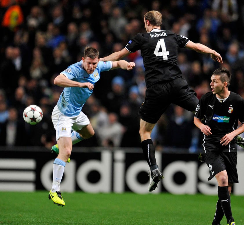 Tras un partido de Ida y vuelta, el Manchester City sacó la victoria por 4-2 antes los checos del Viktoria Pilsen, que sorprendieron al Etihad Stadium.