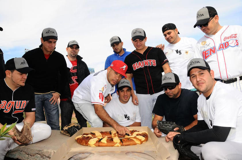 Luego del encuentro Melchor, Gaspar y Baltazar hicieron acto de presencia y es que los integrantes de la San José de Mesillas partieron la tradicional rosca de Reyes.