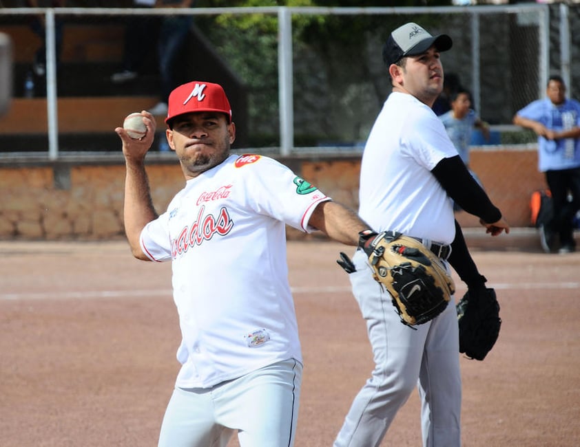 Previo a su concierto, los integrantes de la banda jugaron beisbol en la Unidad Deportiva de Torreón.