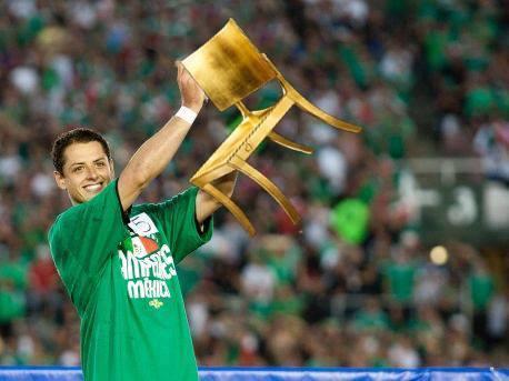 Chicharito habría recibido la 'Banca de Oro', en referencia a los pocos minutos que disputa con su equipo el Manchester United.