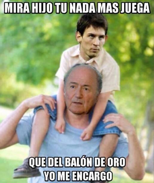 Joseph Blatter, cargando en hombros a Lionel Messi, tras las polémicas palabras en las que el máximo dirigente de la FIFA en donde se inclinaba por el argentino como mejor jugador del mundo.