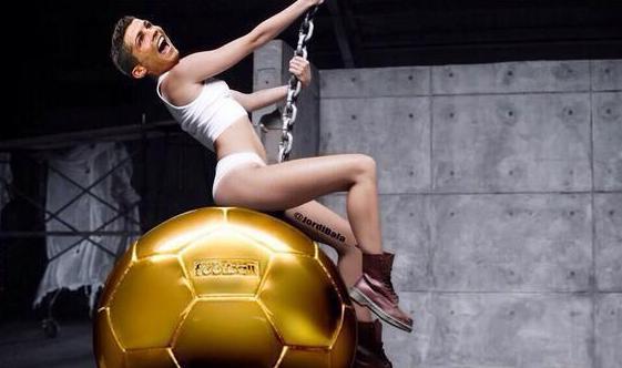 El ganador del preciado trofeo inmediatamente fue víctima de burlas de cientos de usuarios de redes sociales. En la imagen Cristiano posando al estilo Miley Cyrus encima de un gigantesco balón de oro.