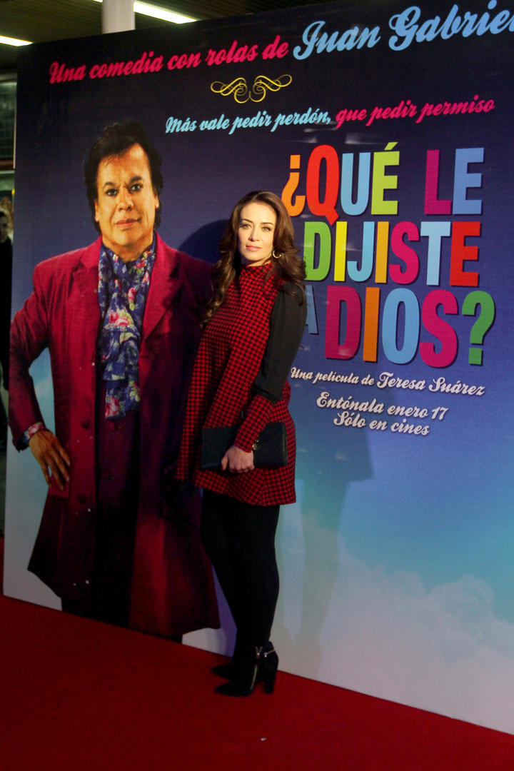 Anette Michel desfiló por la alfombra roja del estreno de la película "¿Qué le dijiste a Dios?".