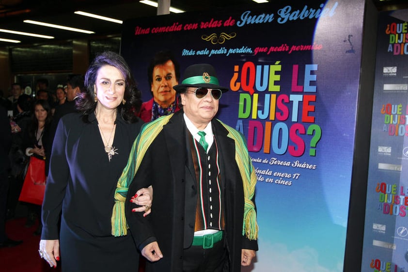 En esta ocasión, Juan Gabriel disfrutó de la velada en su honor, debido a que la cinta "¿Qué le dijiste a Dios?”, dirigida y escrita por Teresa Suárez, es un homenaje a su carrera.