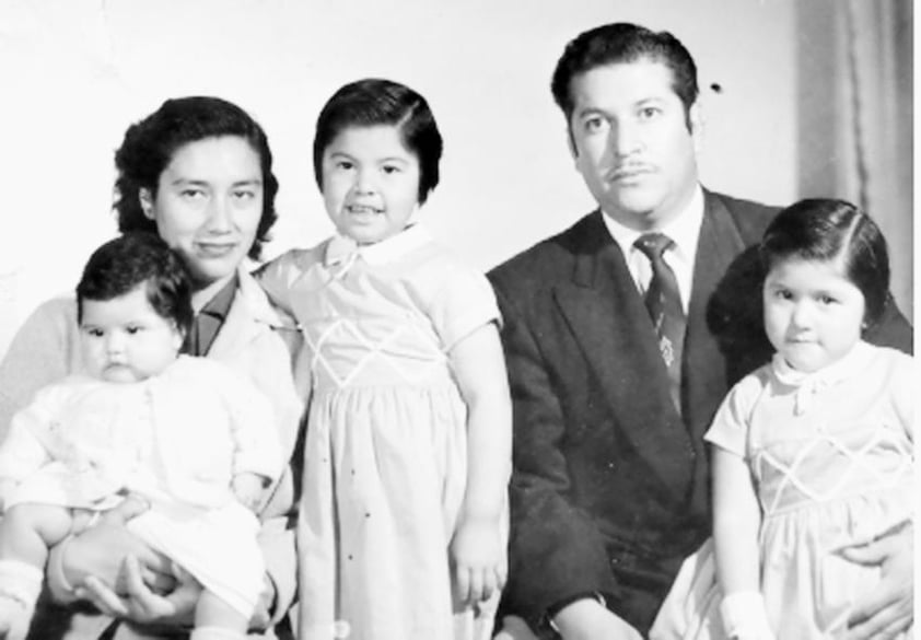 Sra. Guillermina Tarín de Castro y Sr. Efraín Castro Ramos (f) con sus hijas, Elizabeth, Norma y Rebeca