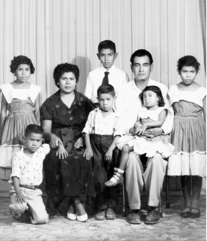 Sra. Francisca Benítez Barrón y Sr. Luis Martínez Castro con sus hijos: María Dolores, Víctor Jesús,  José Luis, Óscar, María Guadalupe e Irma.