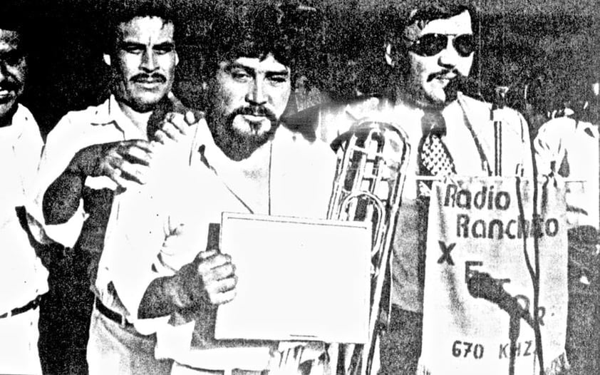 El locutor Antonio Lozoya Pérez en el programa “Tardeada cumbian chera” de XETOR “Radio Ranchito” premiando a los integrantes del Súper Bandón “Pobreza” de Hormiguero, Coahuila, como uno de los mejores grupos musicales de los 70’s.