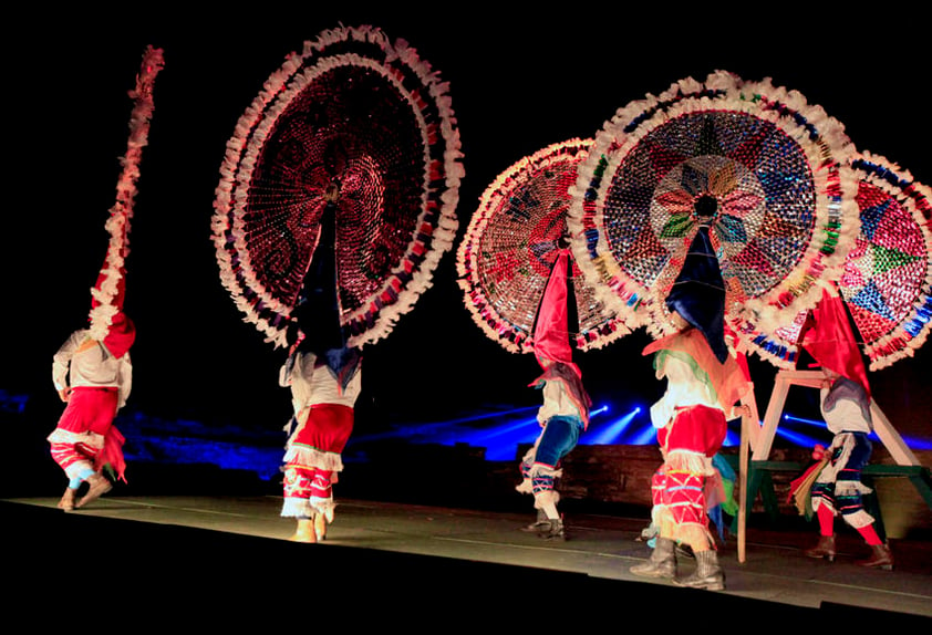 El espectáculo ofrece una muestra de las danzas tradicionales del Totonacapan, como la del agradecimiento, además de que un coro de niños totonacas interpretan algunas canciones en su lengua madre.