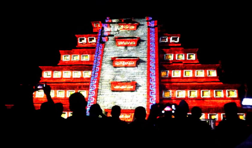 A escasas horas del comienzo de la primavera, las actividades relacionadas con la quinceava edición de Cumbre Tajín en Papantla, Veracruz han iniciado con el espectáculo de luces y sonido dentro de la zona arqueológica, que tiene como uno de sus objetivos demostrar que la cultura totonaca sigue viva.