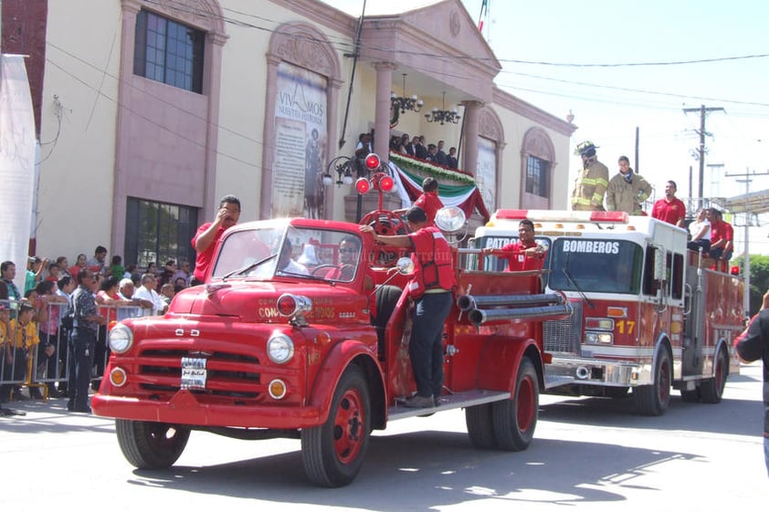 Apagafuegos. La vieja máquina apagafuegos, fue parte del desfile. A bordo los elementos del Heroico cuerpo de Bomberos.