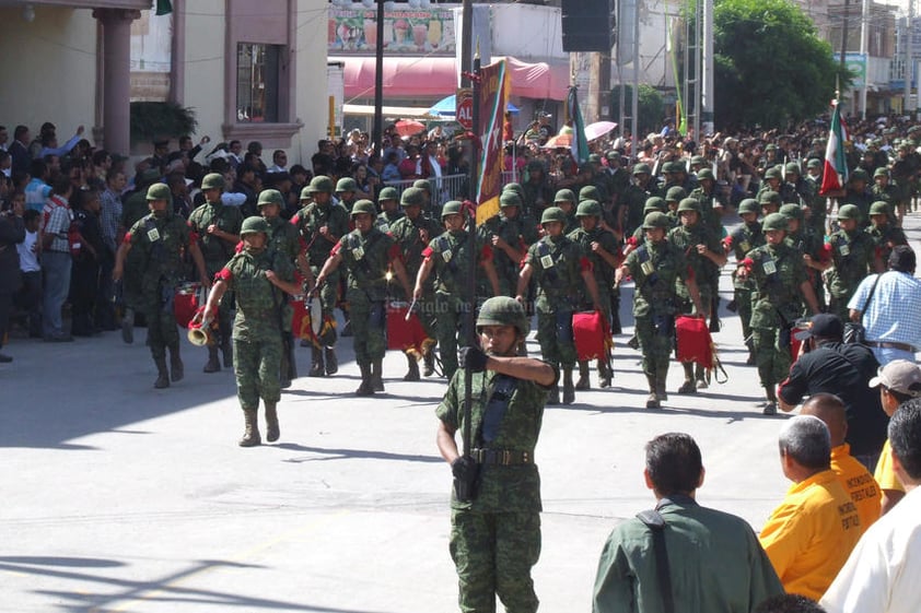 Patriotismo. En una verdadera fiesta de patriotismo, más de 20 mil sampetrinos salieron a las calles para presenciar el desfile Militar, en el marco de la celebración de la Toma de San Pedro.