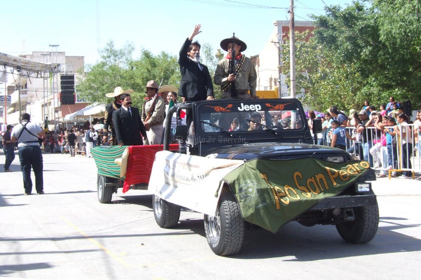 Conmemoración. Maestros y estudiantes del Tecnológico de San Pedro, participaron también en el desfile y escenificaron 'La Toma de Chuihuahua'.