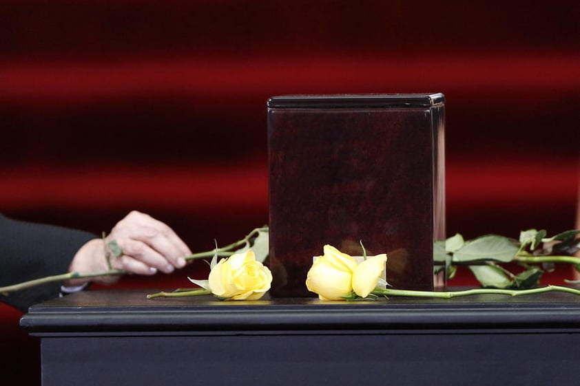 Las tan amadas flores amarillas que identificaran al escritor, no estuvieron ausentes en el homenaje y lo acompañan aún en su muerte.