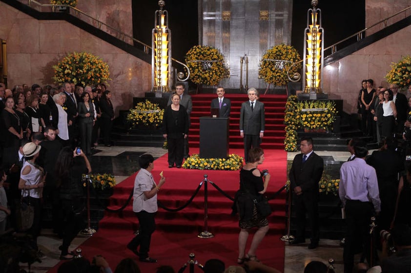 Una vez abiertas las puertas de Bellas Artes al público, este empezó a desfilar frente a las cenizas del Nobel de Literatura para mostrar su pesar, pero también su admiración y respeto.