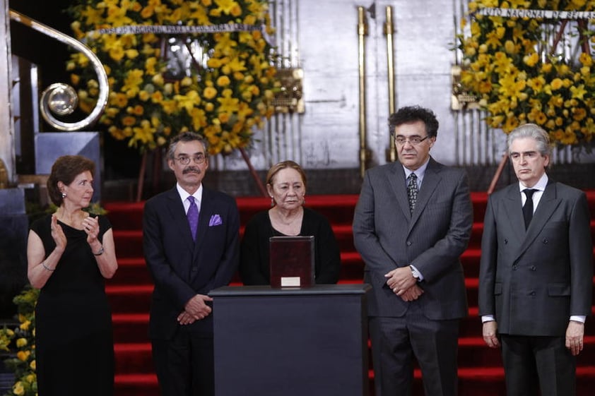 La viuda del escritor, sus hijos Gonzalo y Rodrigo, la directora del Instituto Nacional de Bellas Artes, Amaría Cristina García y el presidente de Consejo Nacional de Cultura en México, Rafael Tovar y de Teresa montaron la primera guardia de honor.