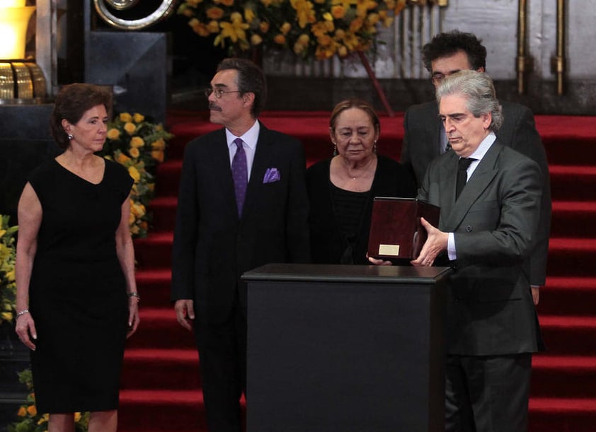 Las cenizas fueron colocadas al interior de Bellas Artes, ante el aplauso y la euforia de cientos de asistentes.