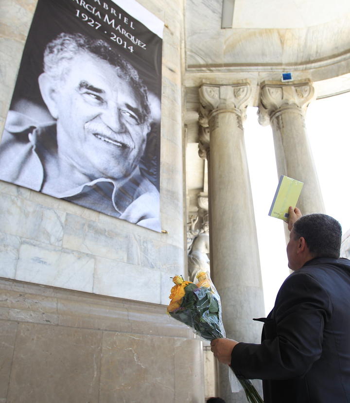 Una enorme fotografía de Gabo, como lo llamaban de cariño, fue colocada en el lugar y fue objeto de homenaje con las emblemáticas flores amarillas.