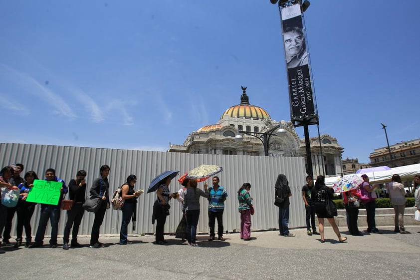 Desde tempranas horas, los admiradores del escritor y periodista empezaron a llegar a las inmediaciones del Palacio de Bellas Artes.