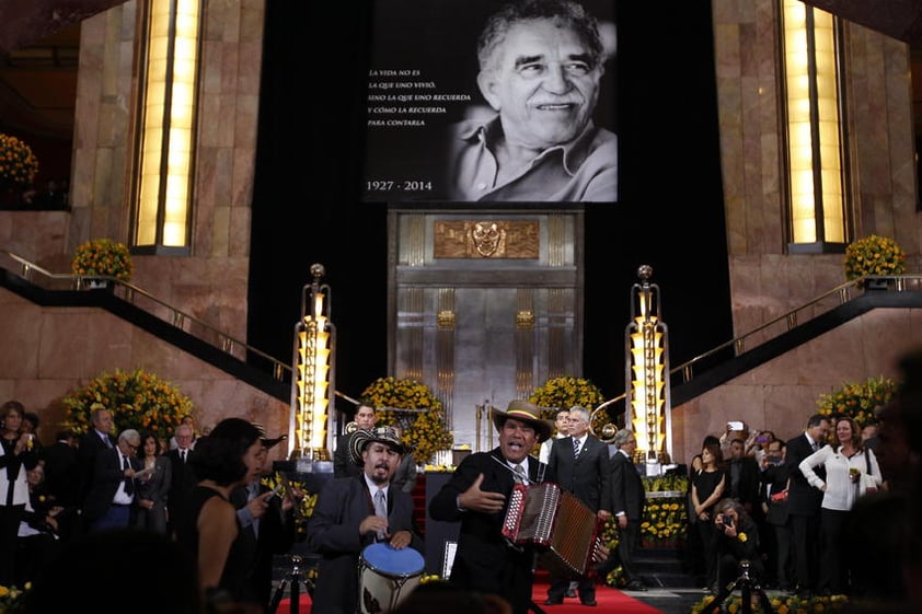 Con las flores favoritas de Gabriel García Márquez (1927-2014), rosas amarillas, el pueblo mexicano ha llegado al Palacio de Bellas Artes para despedir al connotado escritor colombiano, al que acogió como uno de los suyos y quien a través de sus obras los hizo vibrar con su realismo mágico.