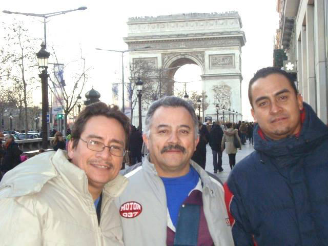 Enrique Rodriguez Rojas En fin de semana despues del trabajo, conociendo el Arco del triunfo, Francia