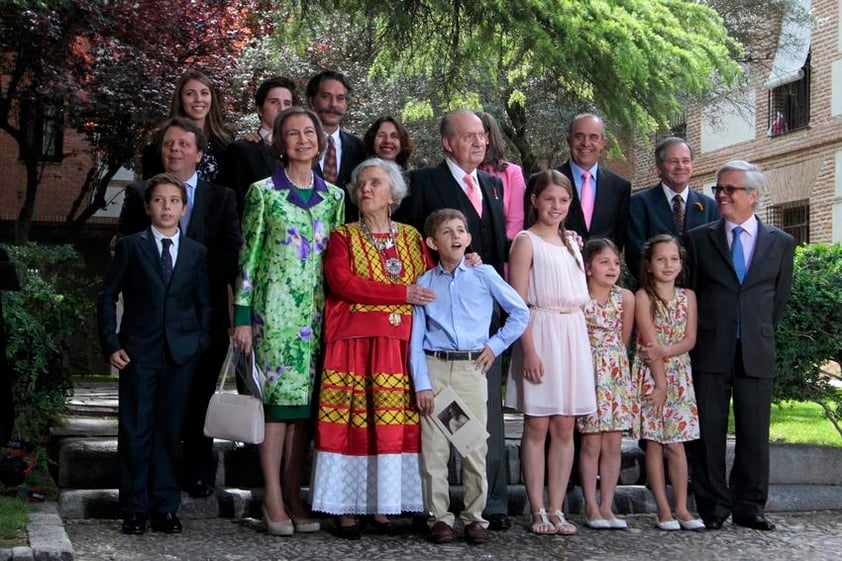 Poniatowska llegó a la sede universitaria acompañada por sus hijos Felipe, Emmanuele y Paula, su yerno Lorenzo Hagerman, y algunos de sus nietos, vistió un traje típico de Juchitán, Oaxaca, de colores rojo y amarillo, y anunció que donaría el dinero del premio a una fundación que impulsará.