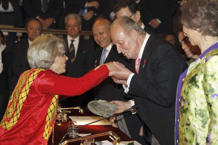 En un acto solemne celebrado en el Paraninfo de la Universidad de Alcalá de Henares, al este de Madrid, los monarcas, acompañados del presidente del gobierno, Mariano Rajoy, del ministro de Cultura, José Ignacio Wert y otras autoridades encabezaron la tradicional ceremonia.