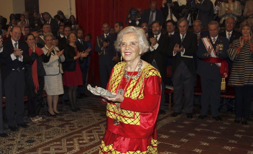 La escritora mexicana Elena Poniatowska recibió el Premio Cervantes 2013 de manos de los reyes de España, con lo que se reconoce su trayectoria literaria en diversos géneros y compromiso con la historia contemporánea.